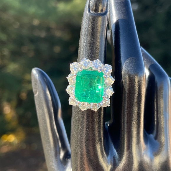 Beautiful Emerald and diamond ring! GIA certified. - Picture 1 of 15